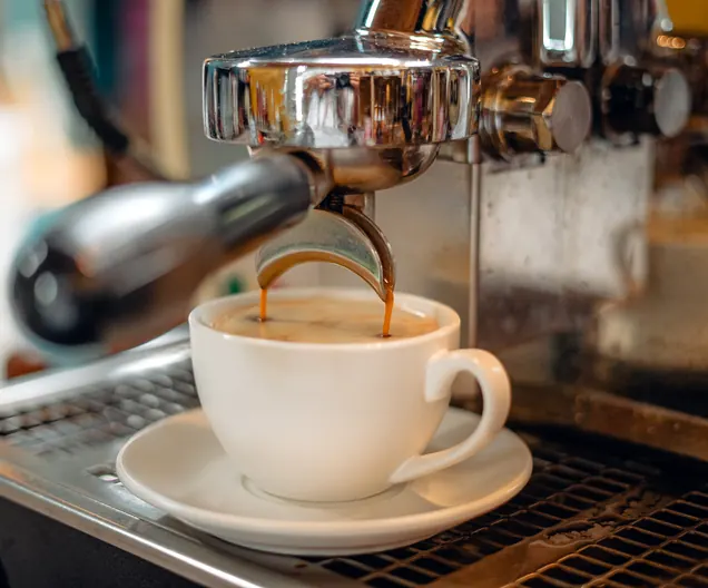 Espresso läuft aus dem Siebträger in eine Tasse