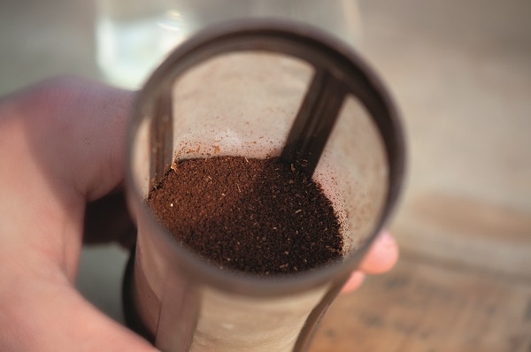 Kaffeefilter gefuellt mit Kaffee in Nahaufnahme