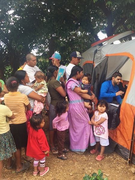 Menschentraube steht vor medizinischem Zelt auf Santa Elena in Costa Rica