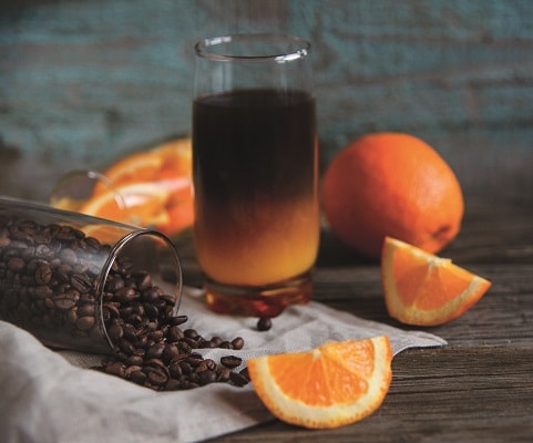 Kaffee im Glas mit Orangensaft vermischt