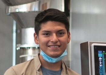 Gino Pelaez Fundes aus Peru lacht in die Kamera