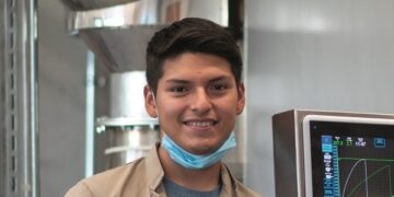 Gino Pelaez Fundes aus Peru lacht in die Kamera