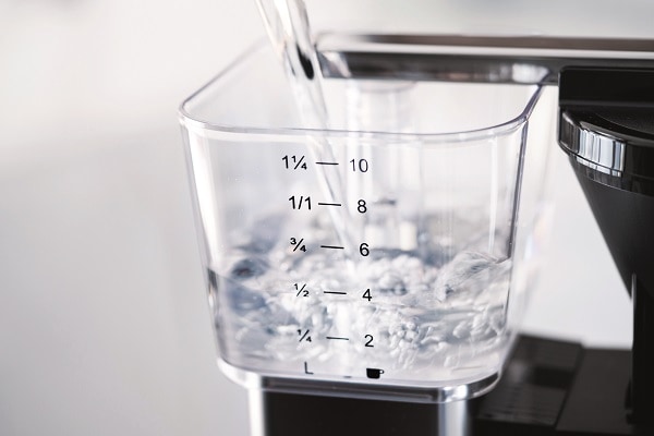 Wasserbehaelter einer Filterkaffeemaschine mit Wasser