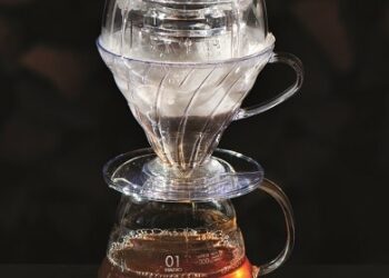 Glaskanne mit Kaffeefilter und Wasserkanne