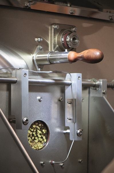 Kaffeeroester mit Holzkurbel und Bullauge, in dem man grüne Kaffeebohnen beobachtet werden können