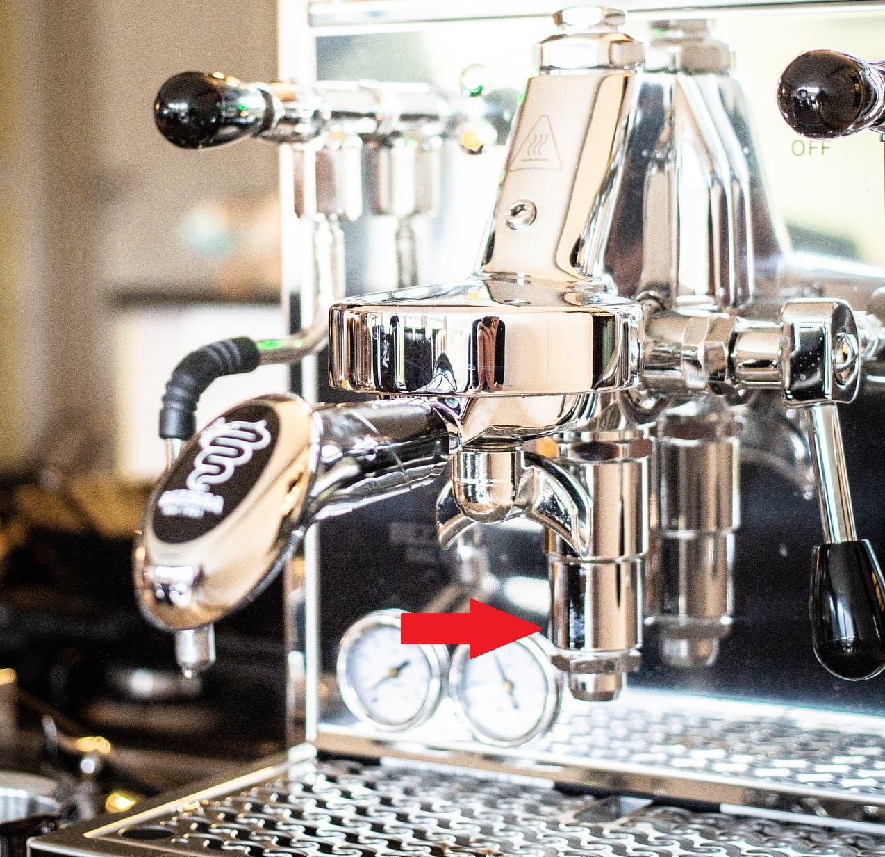 Espressomaschine in Nahaufnahme mit rotem Pfeil, der auf Bypass zeigt