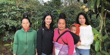 vier Kaffeefrauen vor Baeumen