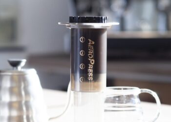 Aeropress mit Wasserkanne und Glaskanne