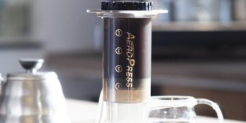 Aeropress mit Wasserkanne und Glaskanne