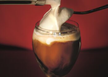 Glas Irish Coffee Sahnehaube oben drauf