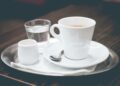 Warum es zu Kaffee ein Glas Wasser gibt