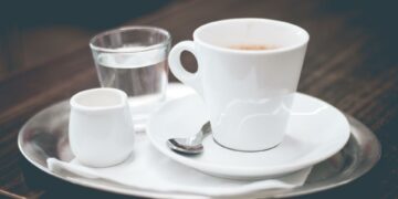 Warum es zu Kaffee ein Glas Wasser gibt 