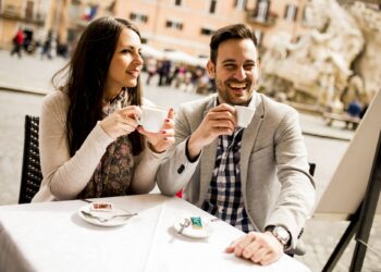 Kaffeekultur in Italien. Pärchen trinkt Kaffee in Rom.