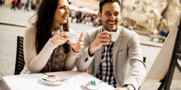 Kaffeekultur in Italien. Pärchen trinkt Kaffee in Rom.