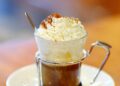 Oster Kaffee Cup of coffee or hot chocolate with whipped cream