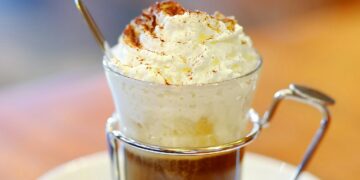 Oster Kaffee Cup of coffee or hot chocolate with whipped cream