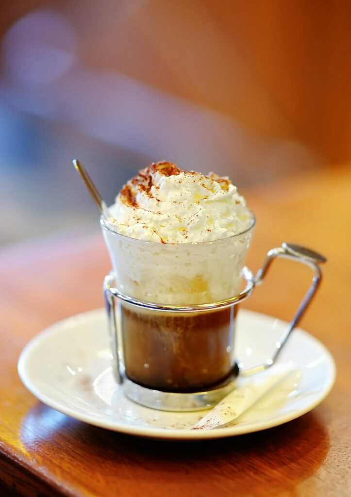Oster Kaffee Cup of coffee or hot chocolate with whipped cream