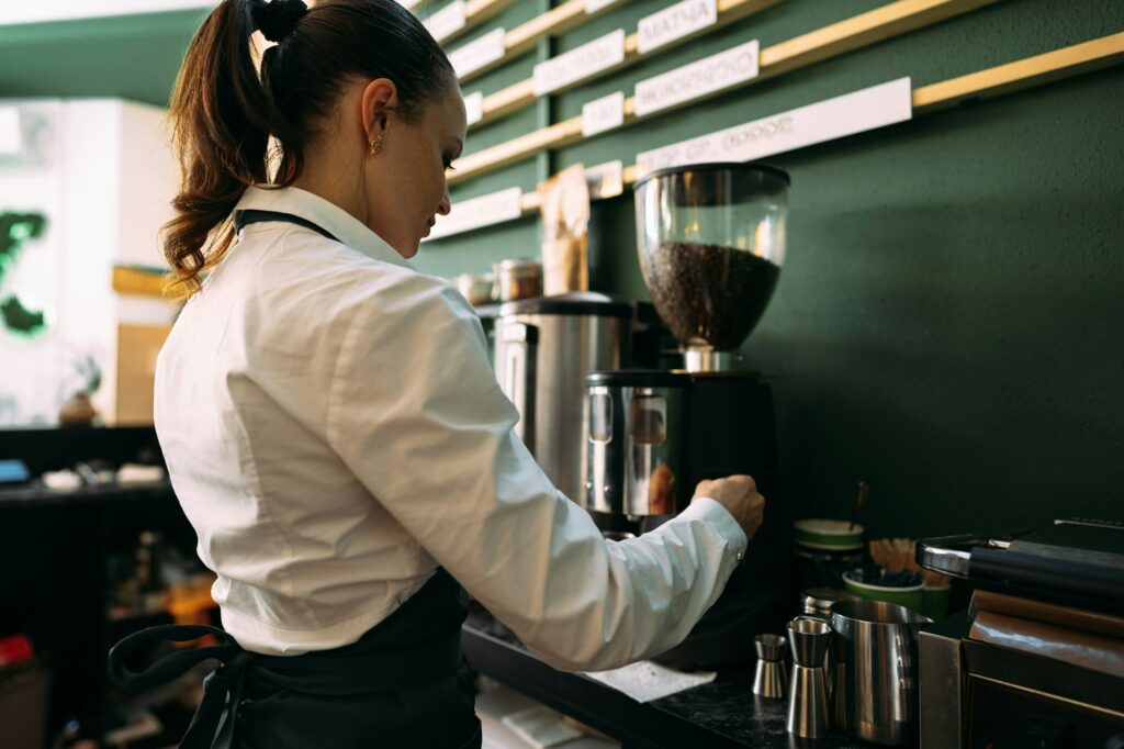 Barista bei der Arbeit mit Spezialitätenkaffee