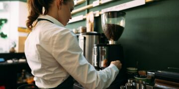Barista bei der Arbeit mit Spezialitätenkaffee