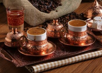 Traditioneller türkischer Mokka im Cezve mit perfektem Schaum serviert in Mokkatasse