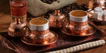 Traditioneller türkischer Mokka im Cezve mit perfektem Schaum serviert in Mokkatasse